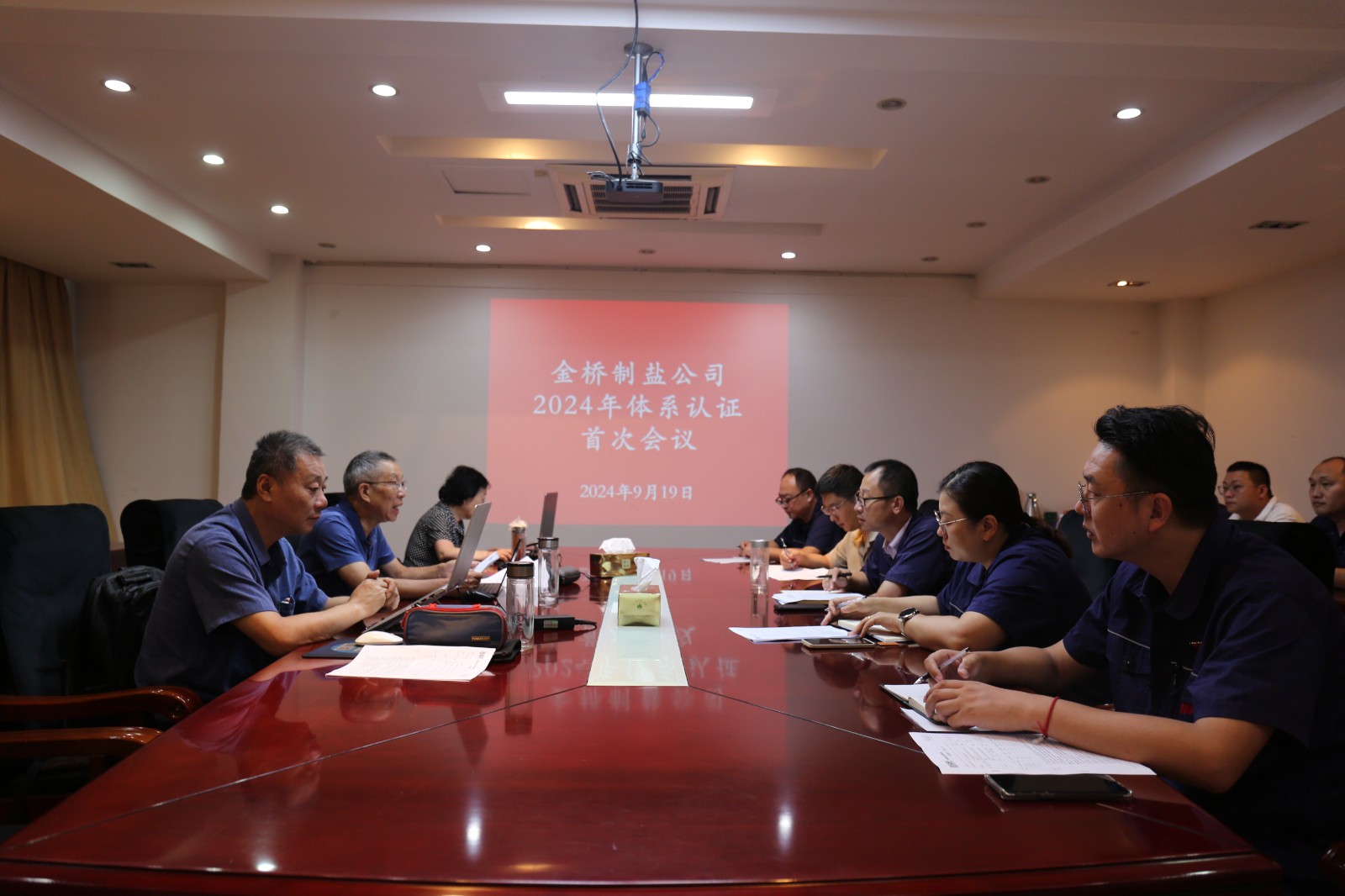 近日，金橋制鹽公司通過北京世標(biāo)認(rèn)證中心審核，給予食品安全管理體系、環(huán)境管理體系和職業(yè)健康安全管理體系認(rèn)證“保持認(rèn)證資格”的監(jiān)督審核結(jié)論，給予質(zhì)量管理體系認(rèn)證“再次注冊(cè)”的再認(rèn)證審核結(jié)論。通過審核，是對(duì)公司精細(xì)化管理成果的檢驗(yàn)，促進(jìn)公司內(nèi)控管理水平持續(xù)提升。（李曉月）